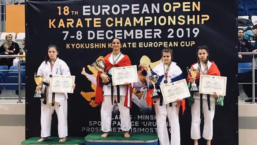 Öğrencimiz Feyzanur Utlu 18. Kyokushin Avrupa Kupasında büyük başarı göstererek Avrupa Şampiyonu oldu.