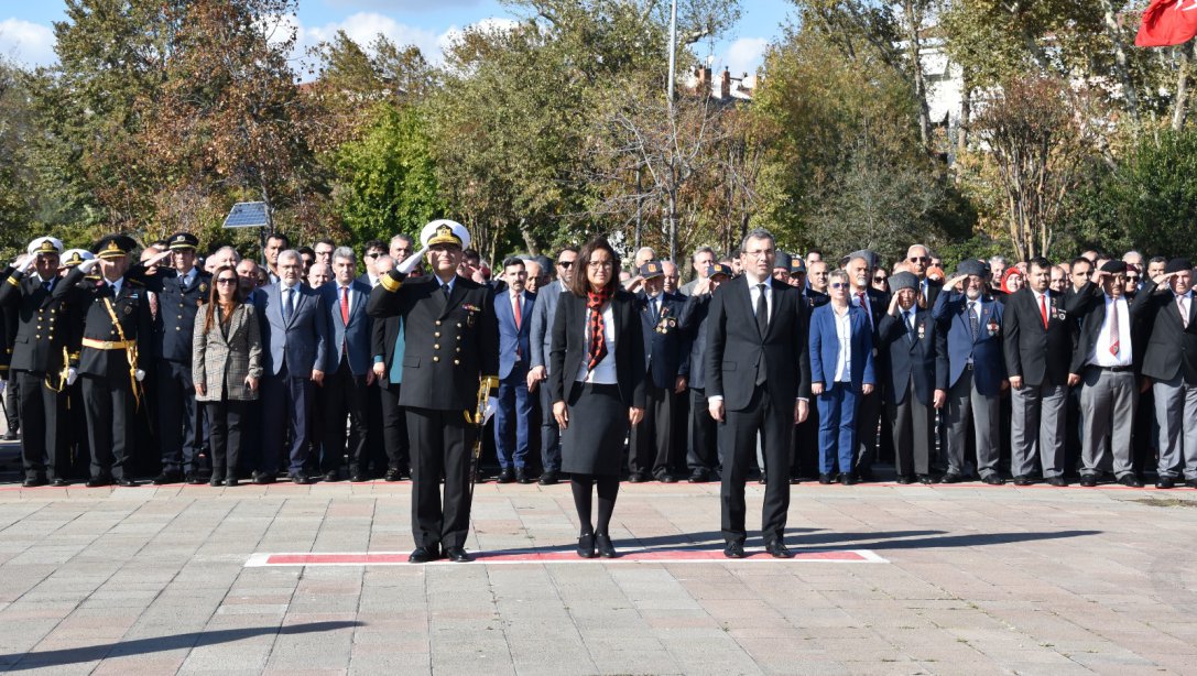 29 Ekim Cumhuriyet Bayramı Atatürk Anıtı'na Çelenk Sunulması ile Başladı.