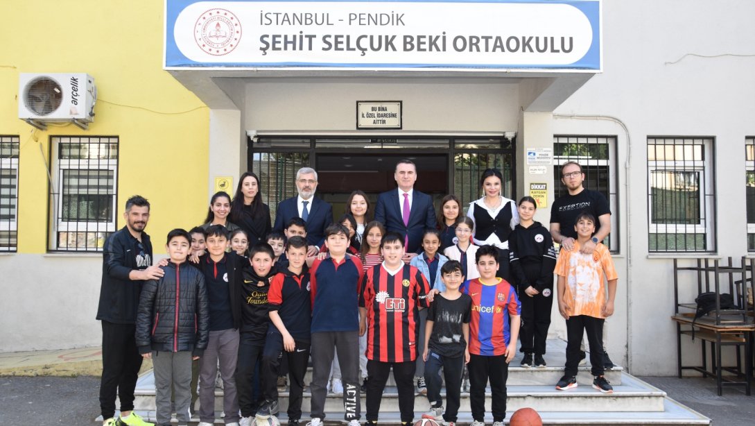 Pendik Kaymakamımız Sn. Mehmet Yıldız Şehit Selçuk Beki Ortaokulunu ziyaret etti.